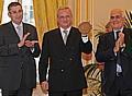 Prof. Dr. Martin Winterkorn nimmt den Preis als 'Mann des Jahres 2008' in Paris entgegen. Rechts im Bild Jacob Abbou, Präsident von Journal de l´Automobile , links Noël Ghanimé ,Directeur Général Délégué de Mondial Assistance. Foto: Auto-Reporter/VW